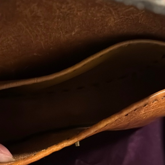 Classic Tan Handmade Leather Shoulder Bag with Brass Clasp - Picture 6 of 7